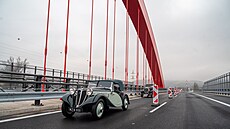 P�l kilometru nové cesty s dálni�ním mostem otev�eli silni�á�i mezi...