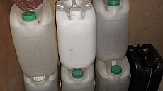 Kriminalisté zajistili mnoství prázdných i plných kanystr, sudy, dalí...