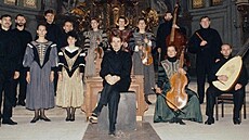 Soubor Musica Antiqua Praha se svým �éfem na archivním snímku