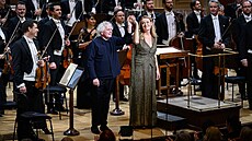 Magdalena Ko�ená, Simon Rattle a �lenové �eské filharmonie p�i d�kova�ce po...