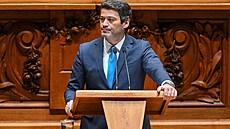 André Ventura, p�edseda strany Chega, hovo�í b�hem záv�re�ného hlasování o...