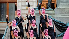 Ruská aktivistická skupina Pussy Riot natáí hudební videoklip k písni na...
