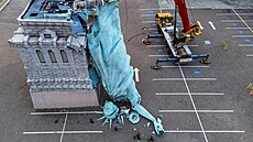 Repliku sochy Svobody p�ed nákupním centrem ve m�st� Guaíba na jihu Brazílie...