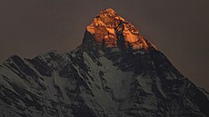 Lesknoucí se vrcholek Nanda Devi (28. listopadu 2022)