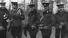 Dárky. Brit�tí d�stojníci dostali od n�meckých voják� n�mecký zp�vník, p�ilby....