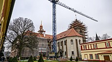 D�lníci usazují makovici vodárenské v�e zámku Libochovice, do které ulo�ili...