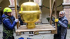 D�lníci nakládají makovici vodárenské v�e zámku Libochovice, do ní� p�ed jejím...