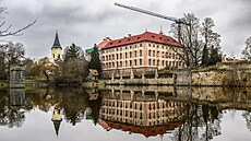 Zámek Libochovice, na kterém ulo�ili pam�tní schránku do makovice vodárenské...