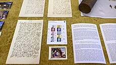 �ást dokument�, které spolu s dal�ími p�edm�ty ulo�ili do pam�tní schránky v...