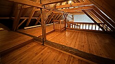 Podkroví litvínovského Radni�ního sklípku, kde vznikne nová divadelní scéna....