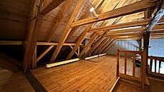 Podkroví litvínovského Radni�ního sklípku, kde vznikne nová divadelní scéna....