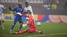 Jan Koutný krom� chycené penalty zlikvidoval i samostatný únik Ismaheela a...