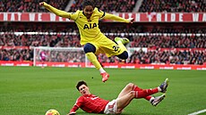 Spence z Tottenhamu p�eskakuje obránce Nottnghamu Savonu.
