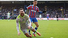 Rayan Cherki z Manchesteru City (dole) pocítil tvrdost Yeremyho Pina z Crystal...