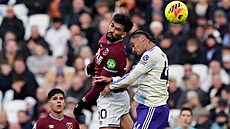 Lucas Paqueta z West Hamu (vlevo) v hlavi�kovém souboji s Boubacarem Kamarou z...