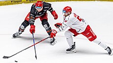 Jakub Pour z Hradce Králové bojuje o kotou� s Adámkem z T�ince.