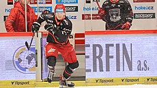 Posila hokejist� Hradce Králové �imon Marha naskakuje na led z trestné lavice.