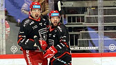 Z prvního gólu Hradce Králové se radují jeho st�elec Radovan Pavlík  (vpravo)...