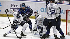 Daniel Malák z Plzn� (vlevo) se sna�í odehrát kotou� p�ed svým branká�em...
