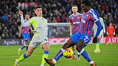Phil Phoden z Manchesteru City (vlevo) v akci b�hem zápasu s Crystal Palace.