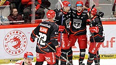 Úto�ník �imon Marha (durhý zprava) se raduje z prvního gólu, který vst�elil za...