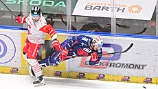 Olomoucký Krastenbergs (vlevo) si u mantinelu po�íhal na pardubického Lauka.