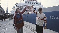 Alex Ferguson s úto�níkem Markem McGheem pózují s trofejí za triumf v Poháru...