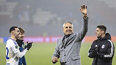 Trenér Sigmy Tomá� Janotka mává fanou�k�m.