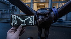 Instalace m�d�né sochy sokola na sokolovn� v pra�ských Nuslích. (11. prosince...