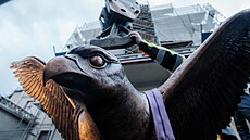 Instalace m�d�né sochy sokola na sokolovn� v pra�ských Nuslích. (11. prosince...