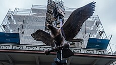 Instalace m�d�né sochy sokola na sokolovn� v pra�ských Nuslích. (11. prosince...