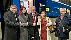 Zástupci pti nov opoziních stran odjeli do Bratislavy, aby s tamními kolegy...