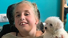 Patnáctiletá Zoika má vrozený hydrocefalus a d�tskou mozkovou obrnu. K...