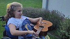 Patnáctiletá Zoika má vrozený hydrocefalus a d�tskou mozkovou obrnu. K...