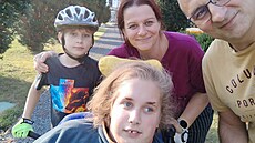 Patnáctiletá Zoika má vrozený hydrocefalus a d�tskou mozkovou obrnu. K...