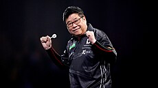 Paul Lim ze Singapuru ve svých 71 letech slaví postup do druhého kola...