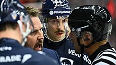 Finský trenér Antti Pennanen není spokojený s verdiktem rozhodích, jejich...