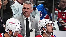 Martin. St. Louis stojí na lavi�ce Montrealu.