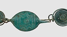 Bronzová spona nalezená na Olomoucku po odborné konzervaci