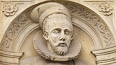 Portrét Jana Buk�vky na portálu zámku v T�eme�ku u �umperka. Iva Tylová.