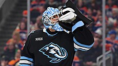 Vytíený Karel Vejmelka se osvuje v brance Utahu.