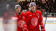 Kapitán hokejové Slavie Jan Holý mí�í v euforii ke st�ída�ce se spoluhrá�em...