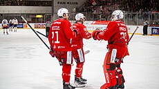 Hokejisté Slavie Jake Gricius (vlevo), branká� Jaroslav Pavelka a Marek Berka...