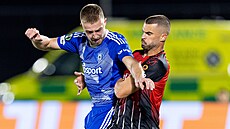 Daniel Va�ulín bojuje o mí� p�i zápase v Gibraltaru proti Lincolnu Red Imps v...