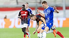 Daniel Vaulín bojuje o mí pi zápase v Gibraltaru proti Lincolnu Red Imps v...