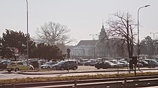 Hlavní dopravní tah z centra sm�rem na Bratislavu vede st�edem Komárova. (16....