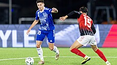Filip Slaví�ek ze Sigmy Olomouc zakon�uje proti Lincolnu Red Imps p�i utkání...