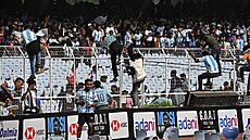 Následky frustrace. Po�kozené tribuny a zni�ené vybavení stadionu po Messiho...