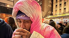 Extravagantní r��ovo-bílý kabát Louis Vuitton ne�el p�ehlédnout.