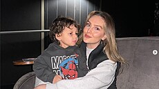 Perrie Edwardsová dr�í Axela v náru�í. Syn jí pomohl p�ekonat nejt잚í chvíle...